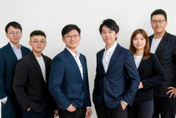 翱翔智慧團隊合影，執行長張竣貿（前右）、技術長楊傑凱（前左）、後端工程師周祐鈞（左一）、資料工程師范盛傑（左二）、資料科學家張晉華（右一）、營運經理王敏竹（右二）。